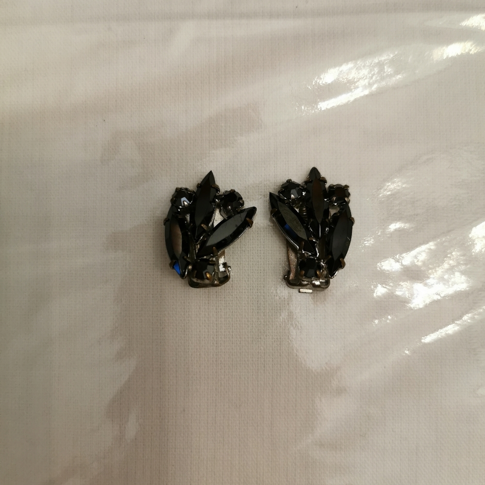 Vintage 1950s Black Cut Glass Clip On Earings